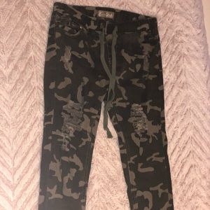 camo ripped jeans !!!!!